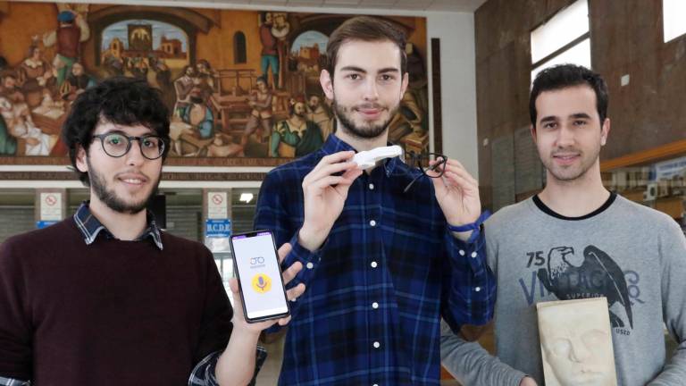 Tres estudiantes de ingeniería informátrica salmantinos crean un dispositivo para “escuchar” con los ojos