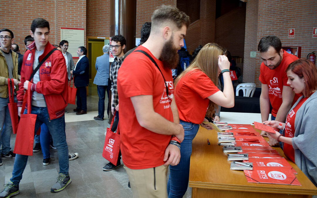 Unos 500 estudiantes de Informática de toda España analizan los avances del sector