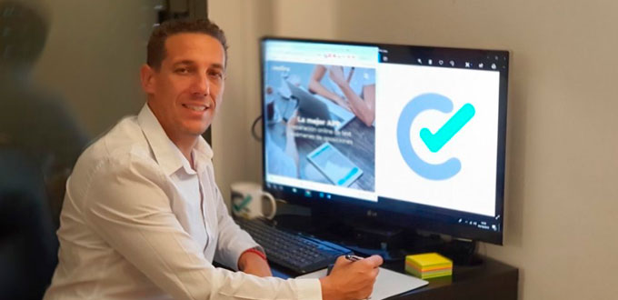 Ignacio Moya, el ingeniero informático que ha desarrollado una app destinada a preparar online las oposiciones