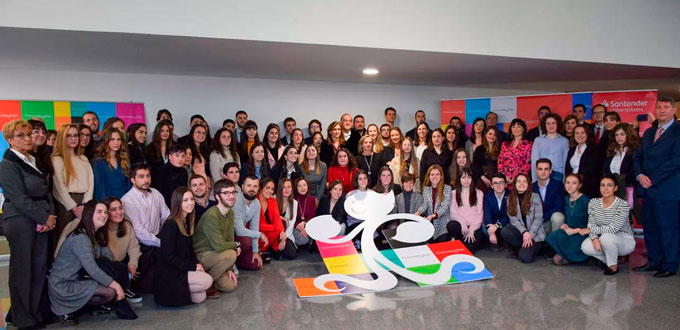 El titulado en Ingeniería Informática por el campus de Ourense, Miguel Ferreiro, galardonado con el premio extraordinario de grado