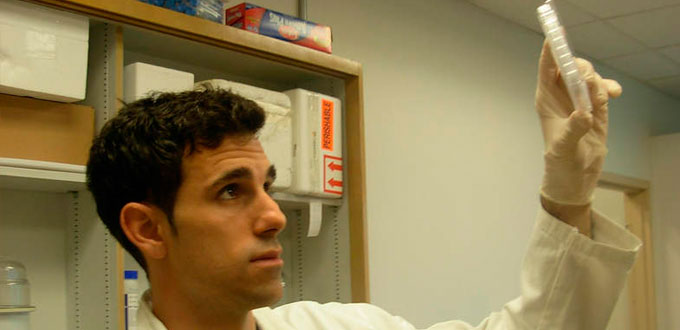 Bioinformática: Entrevista al biotecnólogo César de la Fuente Núñez, que comenzó su actividad investigadora en la Universidad de León