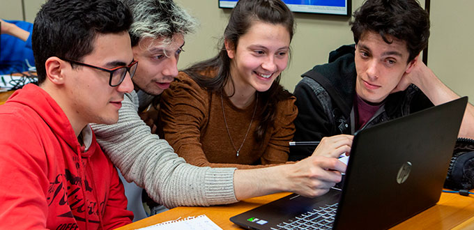 Nabyte, nueva asociación de estudiantes en la UPNA para promover el conocimiento de la informática y la programación