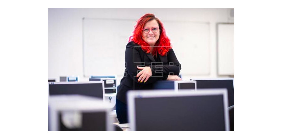 La Cadena COPE entrevista a Clara Grima, profesora de la Escuela Técnica Superior de Ingeniería Informática de la Universidad de Sevilla y en la lista Forbes de los 22 españoles más influyentes