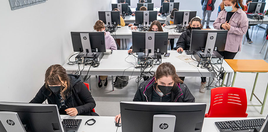 Estudiantes de secundaria en el taller Surfeando la Ingeniería Informática de la Universidad de La Rioja