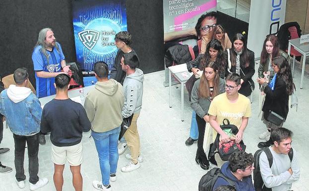 Decenas de universitarios participan en el foro de encuentro empresarial ‘Conecta2’ celebrado en la UVA