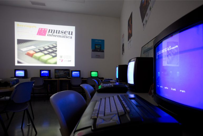 Recorrido por el Museo de Informática de ETSINF UPV con más de 20 años de divulgación de la historia de la informática mediante talleres, exposiciones, visitas guiadas y actividades.