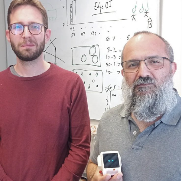 Investigadores de la Politècnica de València desarrollan un pequeño robot de sobremesa para personas mayores
