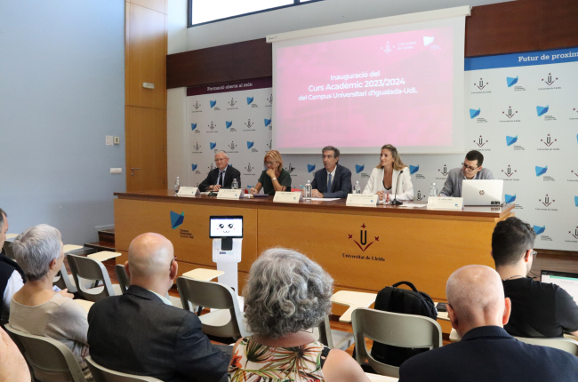 El robot de teleasistencia del Grup Saltó inaugura el curso en el Campus de Igualada de la UdL: «No he venido a quitaros el trabajo»