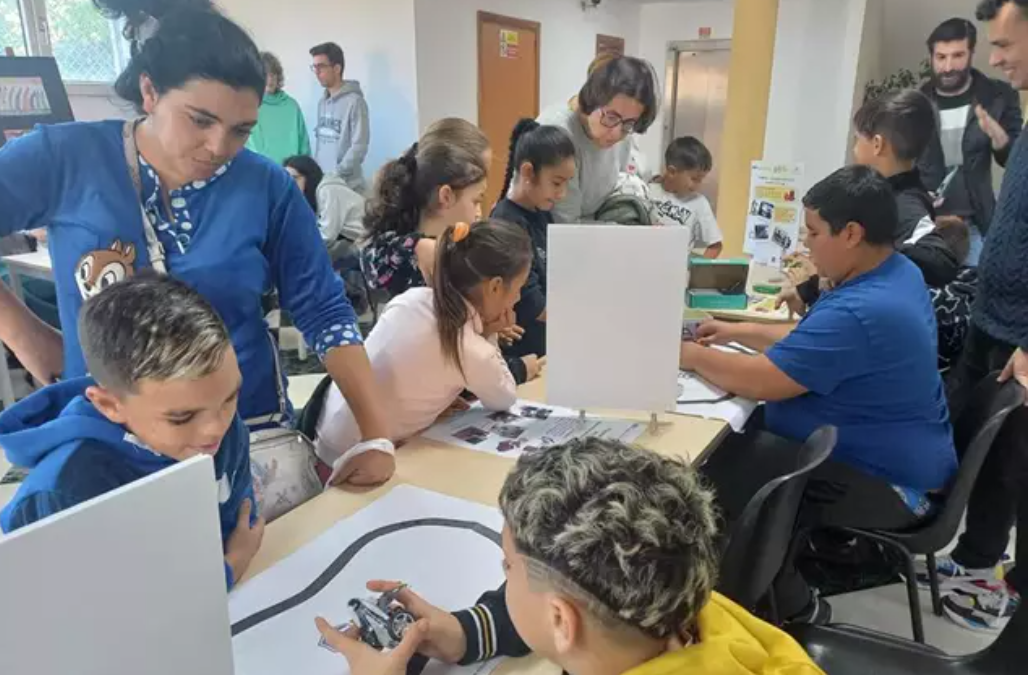 La Feria de Robótica del Polígono Sur muestra trabajos de escolares tutorizados por estudiantes de Informática