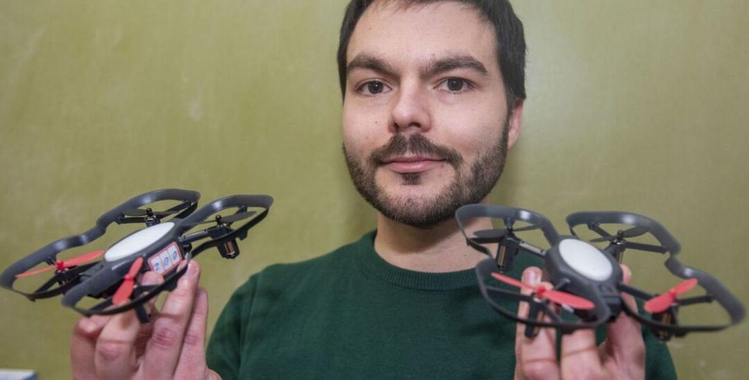 Alejandro Puente. Informático e investigador de la Universidade da Coruña: “Le enseñamos a la inteligencia artificial un terreno y lo rastrea con un grupo de drones”