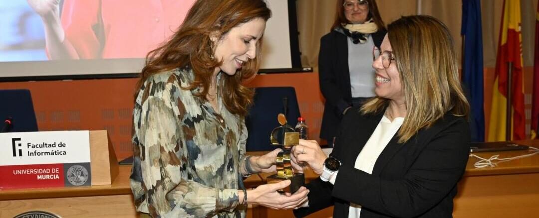 La Facultad de Informática de Murcia premia a Anabel Díaz, vicepresidenta y directora ejecutiva de Movilidad de Uber para Europa, Oriente Medio y África
