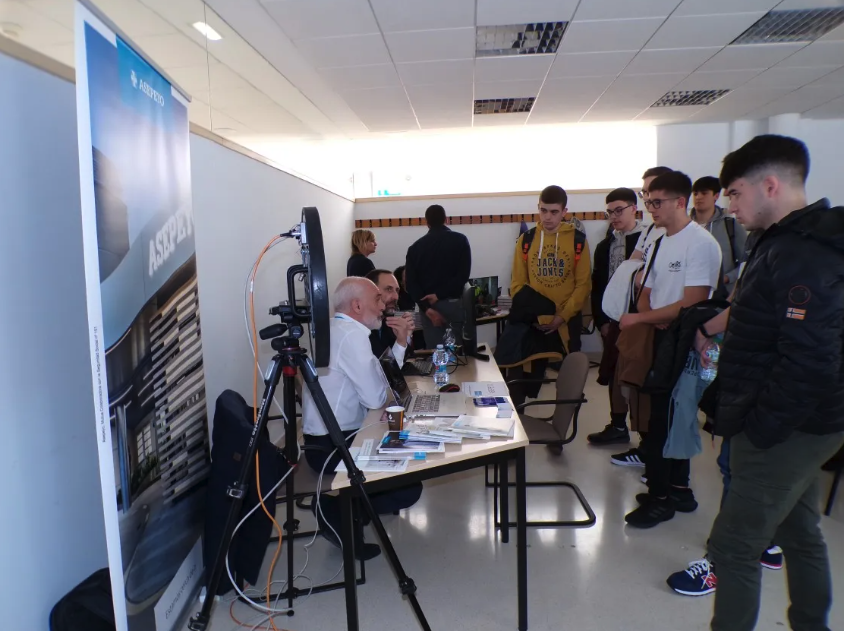 Una veintena de empresas tecnológicas e industriales de Teruel buscan talento en una jornada en la Escuela Politécnica