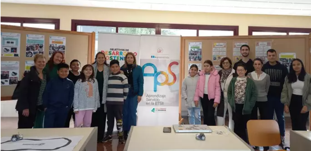 Alumnos del Polígono Sur muestran los resultados de su aprendizaje con el proyecto «Robotízate» de la ETSII